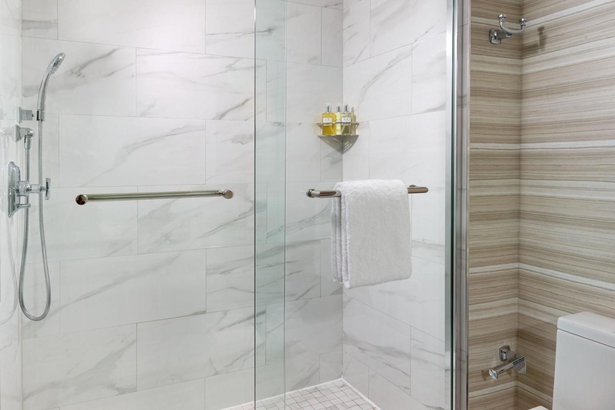 Standard, Guest room, 2 Queen (Mobility & Hearing Accessible w/ Tub)