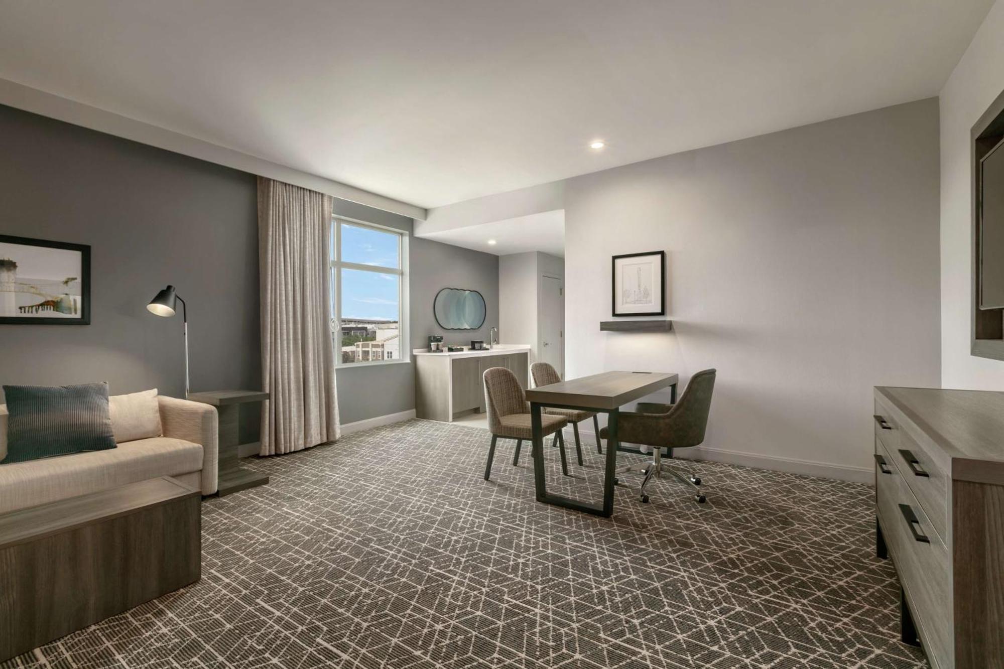 Queen Suite with City View
