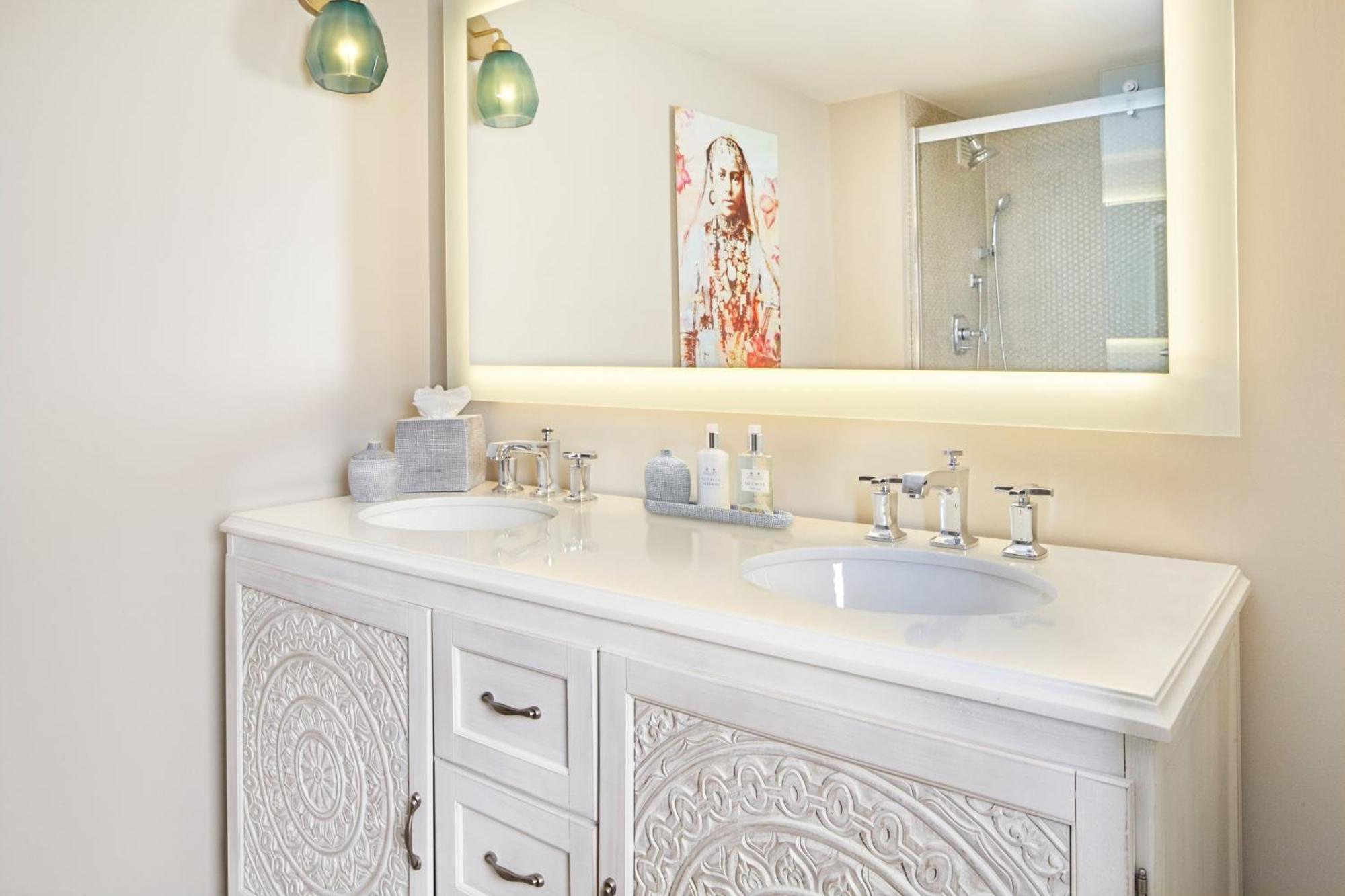 Junior King Suite with Pool View
