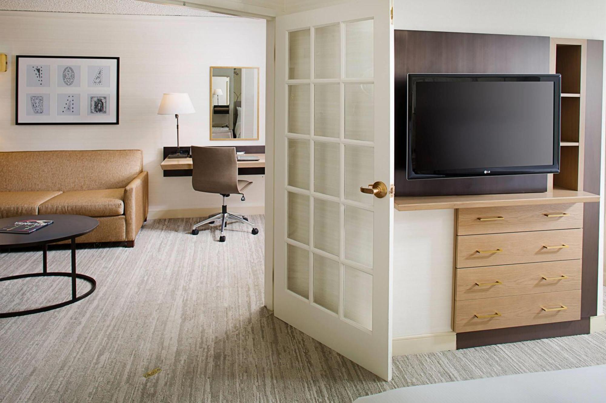 One-Bedroom King Suite - Non-Smoking,1742647423:JPEG